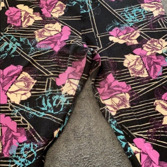♠️SOLD♠️LuLaRoe's Floral Design Leggings OS - Picture 2 of 2